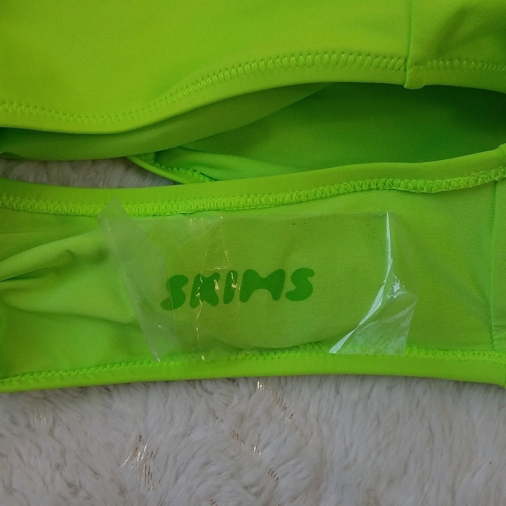 SKIMS SIGNATURE SWIM SCOOP NECK ONE PIECE NEON GREEN - Picture 7 of 7